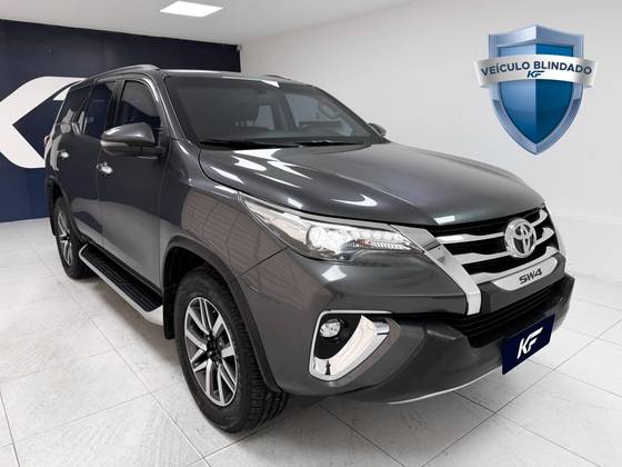 TOYOTA HILUX SW4 2.8 SRX 4X4 7 LUGARES 16V TURBO INTERCOOLER DIESEL 4P AUTOMÁTICO